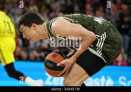 MÜNCHEN – 10. APRIL: Turkish Airlines EuroLeague reguläre Saison Spiel der Runde 34 zwischen dem FC Bayern München und Fenerbahce Beko Istanbul am 10. April 2025 im SAP Garden in München. FC Bayern MŸnchen Basketball Vladimir Lucic, Platz 11 des FC Bayern München © diebilderwelt / Alamy Stock Stockfoto