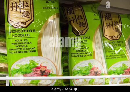 Bobruisk, Weißrussland - 21. März 2025: Hell verpackte Nudeln im Lanzhou-Stil sind ordentlich in einem Lebensmittelregal angeordnet. Die grünen Wrapper heben hervor Stockfoto