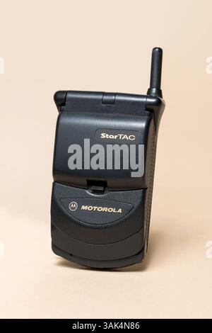 Pavia, Lombardei, Italien - 2. November 2024: Geschlossenes altes Motorola StarTAC Mobiltelefon, ab 1996 im Ctrl+Alt Museum. Weltberühmter Erfolg beim Flip-Phone Stockfoto