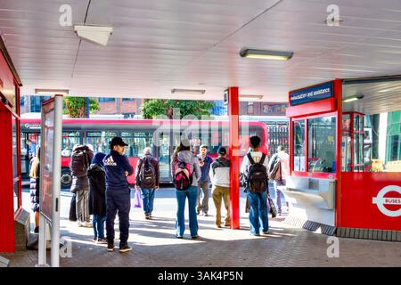 Passagiere, die die Harrow Bus Station, Borough of Harrow, London, England, Großbritannien nutzen Stockfoto