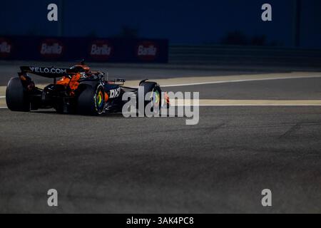 Sakhir, Bahrain, 11. April 2025, Oscar Piastri, aus Australien, tritt für McLaren F1 an. Das Bahrain Grand Prix Training 2025 findet in Sakhir, Bahrain, statt. Quelle: Michael Potts/Alamy Live News Stockfoto