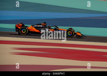Sakhir, Bahrain, 11. April 2025, Oscar Piastri, aus Australien, tritt für McLaren F1 an. Das Bahrain Grand Prix Training 2025 findet in Sakhir, Bahrain, statt. Quelle: Michael Potts/Alamy Live News Stockfoto