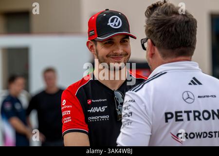 Sakhir, Bahrain, 10. April 2025, Esteban Ocon, aus Frankreich, tritt für Haas F1 an. Der große Preis von Bahrain 2025 The Build Up, der in Sakhir, Bahrain, stattfindet. Quelle: Michael Potts/Alamy Live News Stockfoto