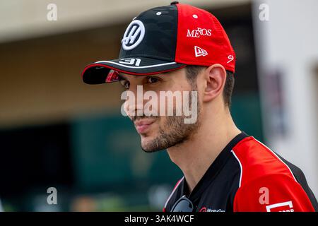 Sakhir, Bahrain, 10. April 2025, Esteban Ocon, aus Frankreich, tritt für Haas F1 an. Der große Preis von Bahrain 2025 The Build Up, der in Sakhir, Bahrain, stattfindet. Quelle: Michael Potts/Alamy Live News Stockfoto