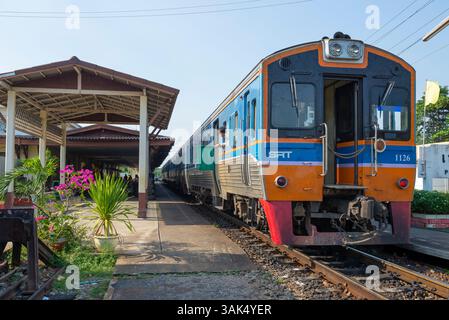 PHETCHABURI, THAILAND - 13. DEZEMBER 2018: Personenzug auf dem Bahnhof Phetchaburi Stockfoto