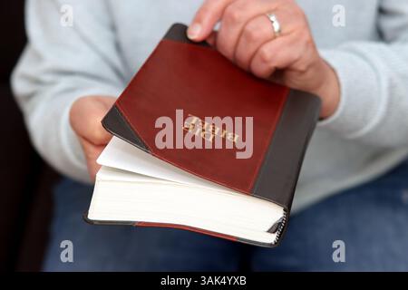 Eine Frau hält die Bibel in der Hand Stockfoto