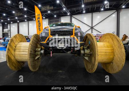 SANKT PETERSBURG, RUSSLAND - 11. APRIL 2025: Ford Focus Showcar mit Holzseilrollen statt Rädern. Retro-Autoausstellung „Oldtimer Gallery-2025“ Stockfoto