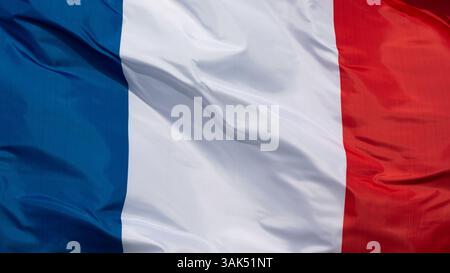 Französische Flagge flattert im Wind und zeigt die charakteristischen blauen, weißen und roten Streifen Stockfoto
