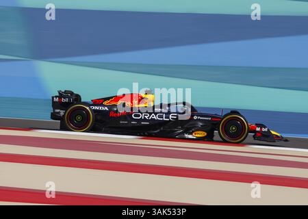 IWASA Ayumu (jpn), Red Bull Racing RB21, während des Formel 1 Golf Bahrain Grand Prix 2025, 4. Runde der FIA Formel 1 Weltmeisterschaft 2025 vom 11. Bis 13. April 2025 auf dem Bahrain International Circuit in Sakhir, Bahrain Stockfoto