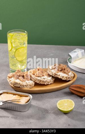 Thunfisch-Sandwiches auf einem Tisch neben Limonade und Bier in moderner Inneneinrichtung. Hochwertige Fotos Stockfoto