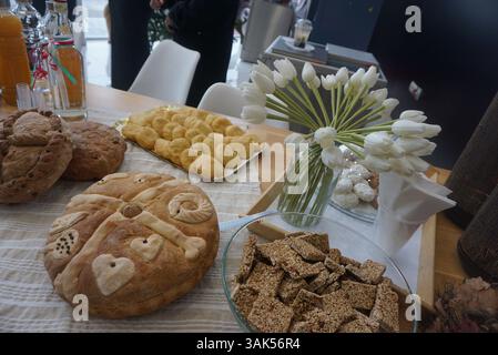 Christopsomo, ein traditionelles griechisches Weihnachtsbrot zu Ehren Christi, verziert mit symbolischen Teigformen wie Kreuzen, Herzen und Spiralen Stockfoto