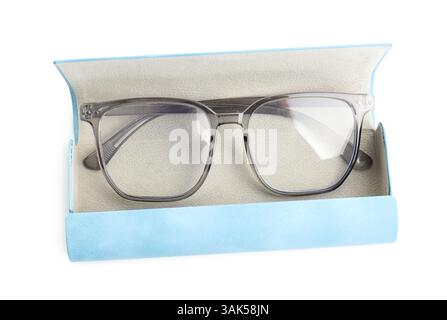 Stilvolle Brille im Gehäuse isoliert auf weiß Stockfoto