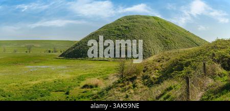 Silbury Hill, Wiltshire - Silbury Hill ist der größte künstliche prähistorische Hügel Europas in der Nähe von Avebury in Wiltshire, England. Gebaut zwischen Stockfoto