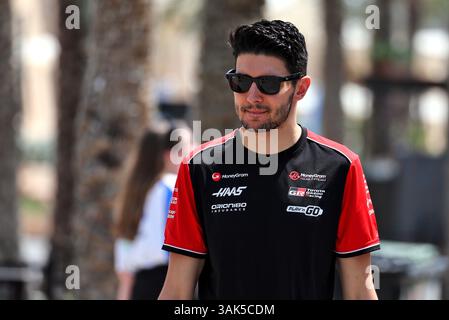 Sakhir, Bahrain. April 2025. Esteban Ocon (FRA) Haas F1 Team. 12.04.2025. Formel-1-Weltmeisterschaft, Rd 4, Grand Prix Von Bahrain, Sakhir, Bahrain, Qualifizierender Tag. Quelle: James Moy/Alamy Live News Stockfoto