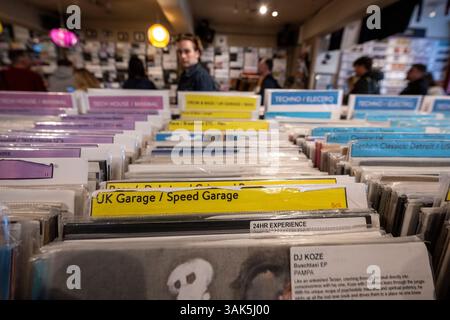 London, Großbritannien. 12. April 2025. Kunden stehen am Record Store Day in Phonica in Soho an, wo unabhängige Plattenläden weltweit Musik feiern, einschließlich spezieller Vinyl-Veröffentlichungen, die exklusiv für diesen Tag gemacht wurden. Record Store Day ist eine Feier nicht nur der Platten, sondern auch der Geschäfte, in denen die Leute diese Platten kaufen. Nach Angaben der Entertainment Retailles Association (ERA) stieg der Absatz von Vinylalben im Vereinigten Königreich 2024 um 10,5 % auf 196 Mio. £ Quelle: Stephen Chung / Alamy Live News Stockfoto