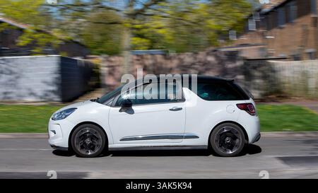 Milton Keynes, UK - 9. April 2025: 2014 weißes Ctroen DS3 Auto Stockfoto