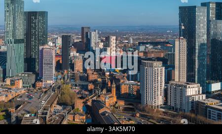 Blick aus der Vogelperspektive von Manchester mit Wolkenkratzern und Kanälen Stockfoto