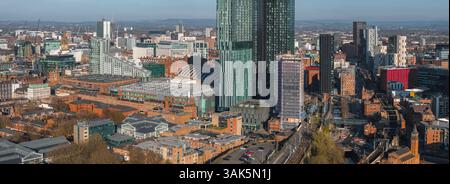 Blick aus der Vogelperspektive auf Manchester mit Wolkenkratzern am Deansgate Square Stockfoto