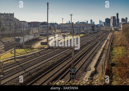 Viergleisige Eisenbahnen im Mailänder Stadtteil Bicocca: Ein altes Industrieviertel der Stadt. Im Hintergrund die Wolkenkratzer des neuen Finanz d Stockfoto