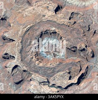 Satelliten-Kuppel in Utah und Graben von oben in einer rauen Landschaft im Nationalpark. Erde, Wüste und Natur von A Stockfoto