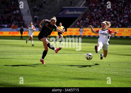 Wetzlar, Deutschland. April 2025. Frankfurt, 12. April 2025: Lea Schueller ( 11 Bayern ) Nina Lührssen ( 11 Frankfurt ) beim Google Pixel Frauen-Bundesliga-Spiel zwischen Eintracht Frankfurt und FC Bayern München im Deutschen Bank Park, Frankfurt. (Julia Kneissl/SPP) Credit: SPP Sport Press Photo. /Alamy Live News Stockfoto