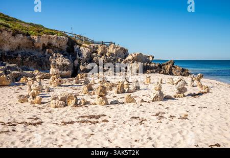 Pile of Rocks on Sandy Beach with Clear Blue Sky and Sea at Iluka, Perth, Australien, März 2020 Stockfoto