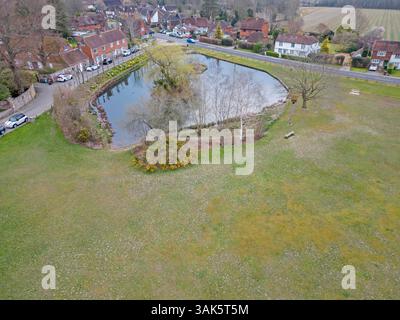 Aus der Vogelperspektive auf den Dorfteich im kleinen Dorf kent von Matfield Stockfoto