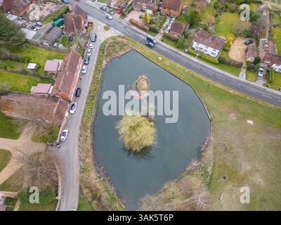 Aus der Vogelperspektive auf den Dorfteich im kleinen Dorf kent von Matfield Stockfoto