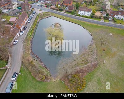 Aus der Vogelperspektive auf den Dorfteich im kleinen Dorf kent von Matfield Stockfoto