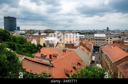 Malerischer Blick auf die Dächer der Stadt Zagreb und die städtische Architektur unter dem bewölkten Himmel, Zagreb, Kroatien, Juni 2019 Stockfoto