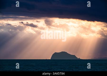 Erleben Sie den faszinierenden Tanz der Wolken und des Sonnenlichts über dem Ozean an einem Frühlingsmorgen und fangen Sie den atemberaubenden Blick auf Keelung Island von Jinshan ein Stockfoto
