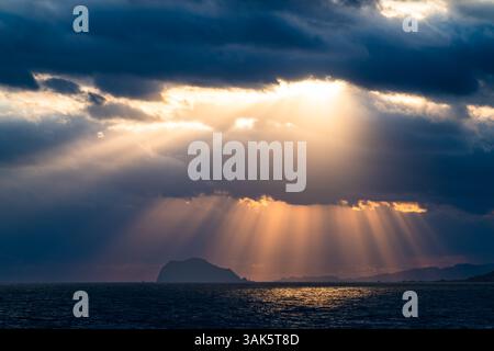 Erleben Sie den faszinierenden Tanz der Wolken und des Sonnenlichts über dem Ozean an einem Frühlingsmorgen und fangen Sie den atemberaubenden Blick auf Keelung Island von Jinshan ein Stockfoto