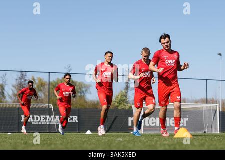 Almere, Niederlande. April 2025. ALMERE, 12.04.2025, Yanmar-Stadion, Saison 2024/2025, Dutch Betnation Tweede Divisie Football. Jong Almere City FC während des Aufwärmens vor dem Spiel Jong Almere City FC - ADO20 Credit: Pro Shots/Alamy Live News Stockfoto