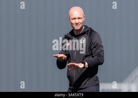 Almere, Niederlande. April 2025. ALMERE, 12.04.2025, Yanmar-Stadion, Saison 2024/2025, Dutch Betnation Tweede Divisie Football. Jong Almere City FC Trainer Danny Schenkel vor dem Spiel Jong Almere City FC - ADO20 Credit: Pro Shots/Alamy Live News Stockfoto