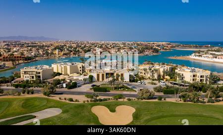 Blick aus der Vogelperspektive auf das El Gouna Resort in Ägypten mit luxuriösen Villen am Wasser, türkisfarbenen Lagunen und einem Golfplatz entlang der Küste des Roten Meeres. Stockfoto