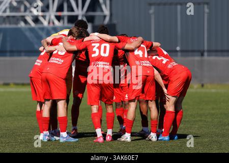 Almere, Niederlande. April 2025. ALMERE, 12.04.2025, Yanmar-Stadion, Saison 2024/2025, Dutch Betnation Tweede Divisie Football. Jong Almere City FC Gruppenumarmung vor dem Spiel Jong Almere City FC - ADO20 Credit: Pro Shots/Alamy Live News Stockfoto