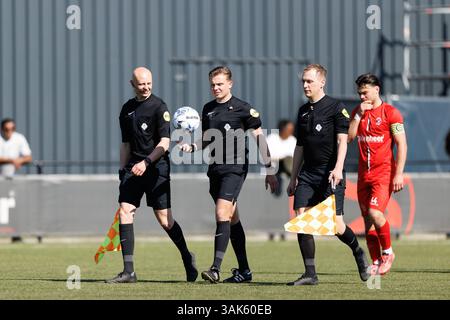 Almere, Niederlande. April 2025. ALMERE, 12.04.2025, Yanmar-Stadion, Saison 2024/2025, Dutch Betnation Tweede Divisie Football. Schiedsrichter Stan Smit während des Spiels Jong Almere City FC - ADO20 Credit: Pro Shots/Alamy Live News Stockfoto