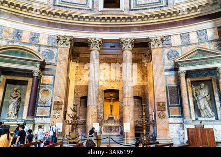 Die Basilika Santa Maria ad Martyre im Pantheon. Innenansicht des berühmten römischen Gebäudes mit Altar, Marmorwänden und Statuen. Stockfoto