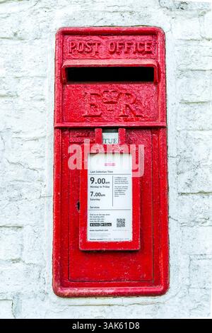Roter Briefkasten im alten Stil in einer weißen Wand im Dorf Barfrestone in Kent. ER zeigt, dass es während der Regierungszeit von Königin Elisabeth II. Installiert wurde Stockfoto