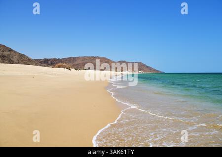 Saltunat von Oman. Weißer Sand am Jebel Sifah Public Beach. Stockfoto