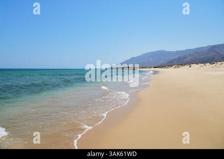 Saltunat von Oman. Weißer Sand am Jebel Sifah Public Beach. Stockfoto
