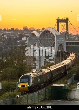 Die GWR-Klasse 43 führte HST über die Royal Albert Bridge von Saltash nach Plymouth über den Tamar bei Sonnenuntergang Stockfoto