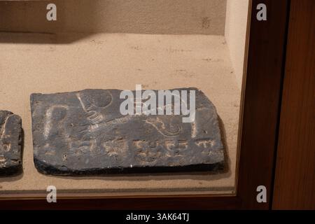 Ashokan-Inschrift, 3. Jahrhundert v. Chr. Drehbuch - Brahmi, Sprache - Prakrit. Gefunden in Kapileshwara. Da steht, als König Devanama Priyadarshi Ashoka Biene hatte Stockfoto