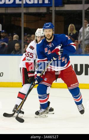 2. Mai 2017: Das New York Rangers Center Derek Stepan (21) steht vor dem Ottawa Senators Defenseman Erik Karlsson (65) im dritten Spiel der zweiten Runde der Eastern Conference Playoffs zwischen den New York Rangers und den Ottawa Senators im Madison Square Garden in Manhattan. Die New York Rangers besiegen die Ottawa Senators mit 4:1. Obligatorischer Kredit: Kostas Lymperopoulos/CSM (Kredit-Bild: &Copy; Kostas Lymperopoulos/CSM via ZUMA Wire) Stockfoto