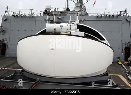 9. April 2013 – SAN DIEGO (30. Juli 2012) das Laser Weapon System (Laws), das vorübergehend an Bord des Lenkraketenzerstörers USS Dewey (DDG 105) in San Diego installiert wurde. Calif.US Navy stellt meeresbasierte Laserwaffe vor, die im Persischen Golf eingesetzt werden wird - April 2013..die US Navy hat eine auf dem Schiff montierte Infrarot-Laserwaffe vorgestellt, die Drohnen abstürzen und andere Schiffe deaktivieren kann...die Navy sagte, sie wolle die Waffe im Persischen Golf im Jahr 2014 einsetzen, was einige als Reaktion auf die Entwicklung von Drohnen im Iran sagen...Beamte sagen, dass das Laser Weapons System (Gesetze) Schiffen eine Methode zur Verfügung stellt Stockfoto
