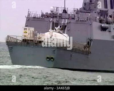 Apr 09, 2013 - PAZIFISCHER OZEAN (4. August 2012), wie in diesem Standbild aus dem Video zu sehen ist, The Laser Weapon System (Laws), vorübergehend an Bord des Raketenzerstörers USS Dewey installiert. die US Navy enthüllt eine meeresbasierte Laserwaffe, die im April 2013 im Persischen Golf eingesetzt werden soll. die US Navy hat eine auf dem Schiff montierte Infrarot-Laserwaffe vorgestellt, die Drohnen abstürzen und andere Schiffe außer Gefecht setzen kann. die Navy sagte, sie wolle die Waffe im Persischen Golf im Jahr 2014 einsetzen, was einige sagen, dass sie eine Reaktion auf die Entwicklung von Drohnen ist... Beamte sagen, dass das Laser Weapons System (Laser Weapons) Stockfoto