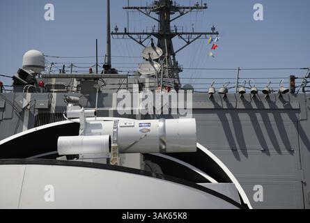 9. April 2013 – SAN DIEGO (30. Juli 2012) das Laser Weapon System (Laws), das vorübergehend an Bord des Lenkraketenzerstörers USS Dewey (DDG 105) in San Diego installiert wurde. Calif.US Navy stellt meeresbasierte Laserwaffe vor, die im Persischen Golf eingesetzt werden wird - April 2013..die US Navy hat eine auf dem Schiff montierte Infrarot-Laserwaffe vorgestellt, die Drohnen abstürzen und andere Schiffe deaktivieren kann...die Navy sagte, sie wolle die Waffe im Persischen Golf im Jahr 2014 einsetzen, was einige als Reaktion auf die Entwicklung von Drohnen im Iran sagen...Beamte sagen, dass das Laser Weapons System (Gesetze) Schiffen eine Methode zur Verfügung stellt Stockfoto