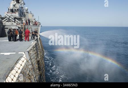 17. Juni 2016 - ..Seeleute an Bord der USS Porter nehmen an einer Schulung zur Schadenskontrolle Teil..USS Porter Schadenskontrolle, Schwarzes Meer - 17. Juni 2016..Seeleute an Bord der USS Porter (DDG 78) nehmen am Training zur Schadenskontrolle am 17. Juni 2016 Teil. Porter, ein Lenkraketenzerstörer der Arleigh-Burke-Klasse, der nach Rota, Spanien eingesetzt wurde, führt eine Routinepatrouille im Einsatzgebiet der 6. US-Flotte durch, um die nationalen Sicherheitsinteressen der USA in Europa zu unterstützen. (Kreditbild: © US Navy/US Navy Via ZUMA Wire/ZUMAPRESS.com) Stockfoto