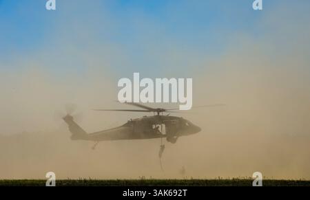 7. April 2017: Fort Benning, Vereinigte Staaten - die Soldaten der U.S. Army Ranger schnappen sich von einem US UH-60 Black Hawk Hubschrauber während des David E. Grange, Jr. Bester Ranger-Wettbewerb bei der Ranger Training Brigade am 7. April 2017 in Fort Benning, Georgia. (Foto: Marianique Santos/US Air Force via Planetpix) (Foto: © Marianique Santos/Planet Pix via ZUMA Wire) Stockfoto