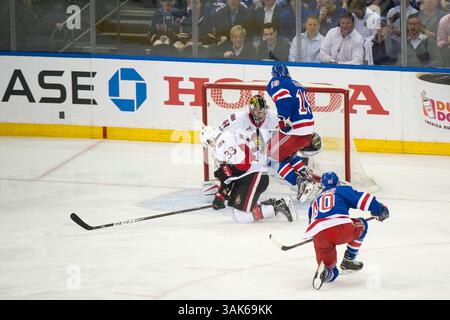 2. Mai 2017: Craig Anderson (41) reagiert auf einen Schuss von Michael Grabner (40) mit Jesper Fast (19) im dritten Spiel der zweiten Runde der Eastern Conference Playoffs zwischen den New York Rangers und den Ottawa Senators im Madison Square Garden in Manhattan. Obligatorischer Kredit: Kostas Lymperopoulos/CSM (Kredit-Bild: &Copy; Kostas Lymperopoulos/CSM via ZUMA Wire) Stockfoto